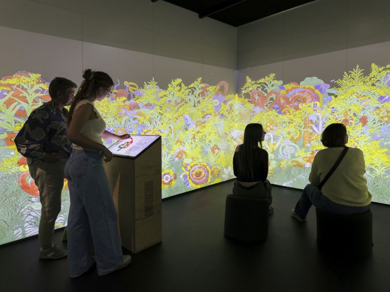 FloraForge: Ein digitaler Garten im Spannungsfeld von Mensch, KI und Natur. Immersive Medienstation