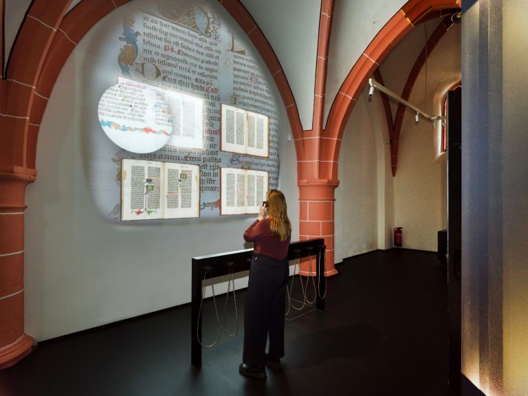 Audiovisuelle Projektion zu den Gutenberg-Bibeln